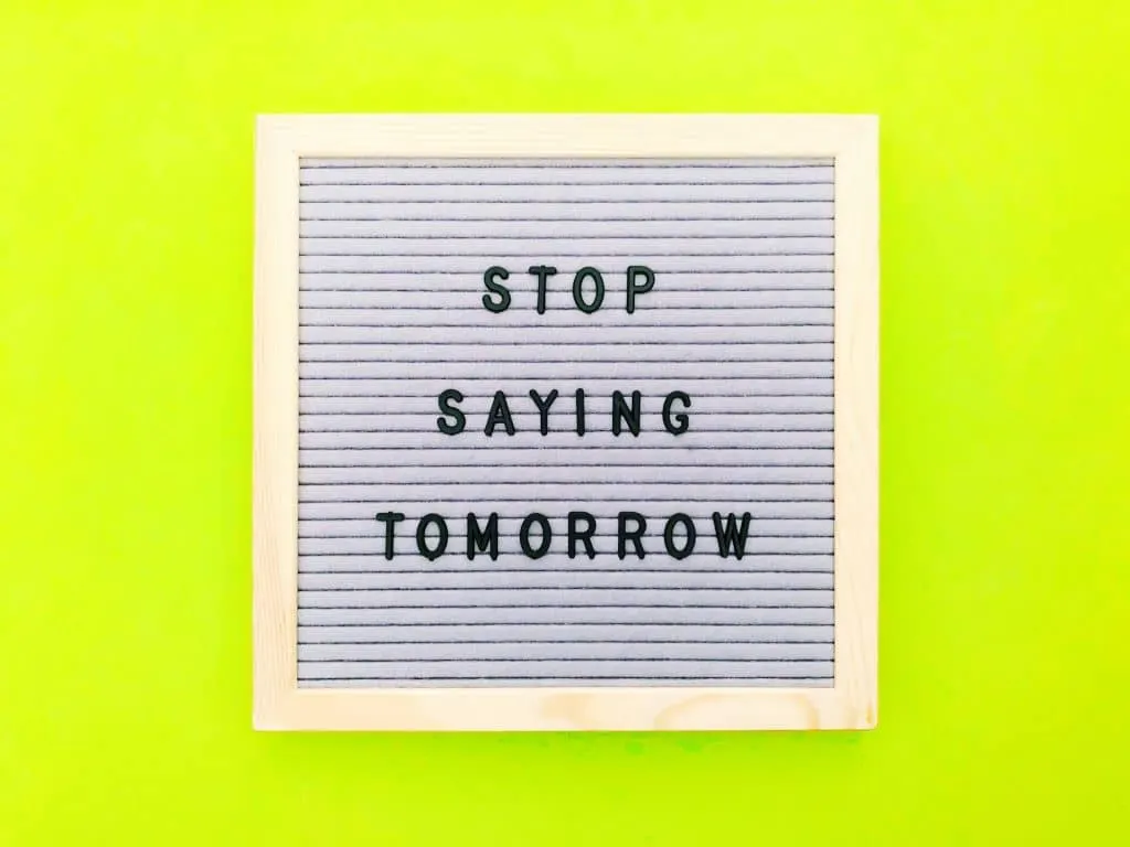 Procrastination: Overcoming and Fighting the Tendency to Postpone Tasks