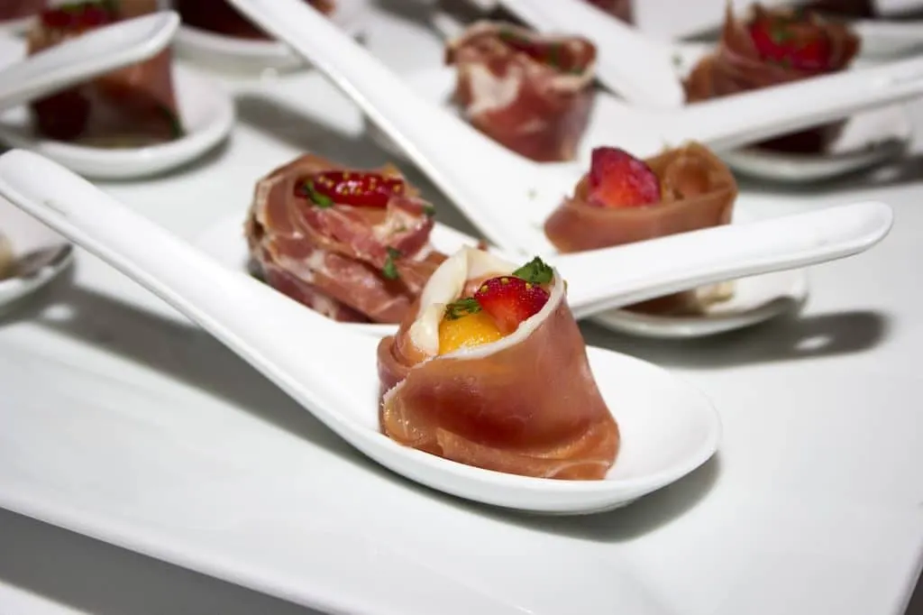 découvrez notre service de catering sur mesure, offrant des plats raffinés et des expériences gastronomiques uniques pour tous vos événements, qu'ils soient familiaux ou professionnels.