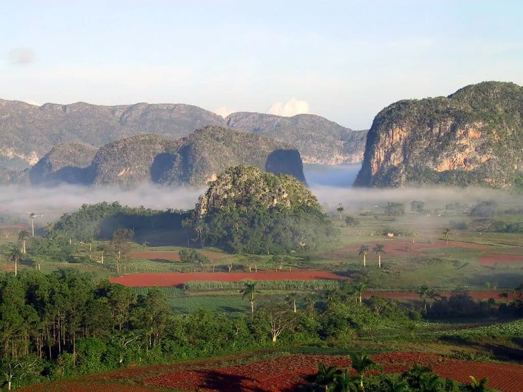 discover Cuba, the enchanting island of white sandy beaches, rich culture, colorful architecture and salsa rhythms. explore its diverse landscapes, savor delicious cuisine and delve into the fascinating history of this unique Caribbean destination.