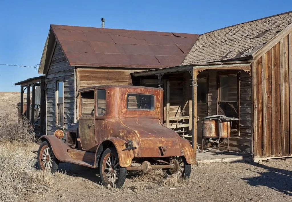 découvrez l'univers fascinant des 'ghost towns', ces villes abandonnées qui racontent des histoires de prospérité et de déclin. explorez les vestiges du passé, la beauté des paysages désertiques et les mystères que recèlent ces lieux chargés d'histoire.
