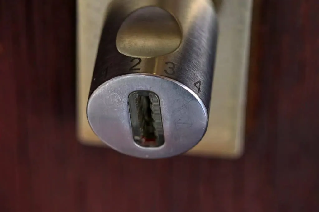 découvrez les différents aspects du cambriolage, ses conséquences juridiques et des conseils de prévention pour protéger votre domicile. informez-vous sur les mesures à prendre en cas de vol chez vous.