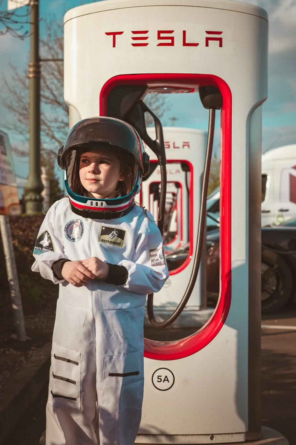 découvrez le tesla cybertruck, le camion futuriste qui allie performance, durabilité et design audacieux. avec sa conception innovante en acier inoxydable et ses caractéristiques de pointe, le cybertruck révolutionne le monde des véhicules utilitaires tout en offrant une conduite électrique écoresponsable. plongez dans l'univers du véhicule électrique de demain !