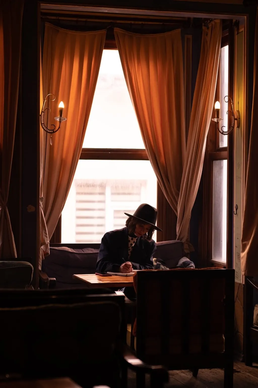 discover our list of haunted restaurants, where history and gastronomy meet in a mysterious atmosphere. Will you dare to enjoy a meal in these establishments renowned for their ghosts and legends?
