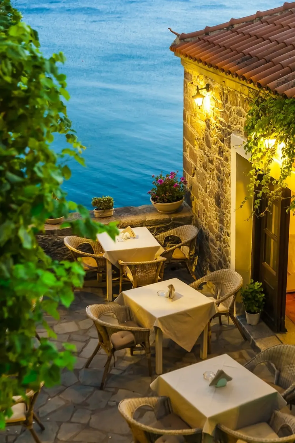 découvrez les restaurants hantés les plus mystérieux où l'histoire se mêle à la gastronomie. oserez-vous savourer un repas entouré de légendes effrayantes et de fantômes affamés ?