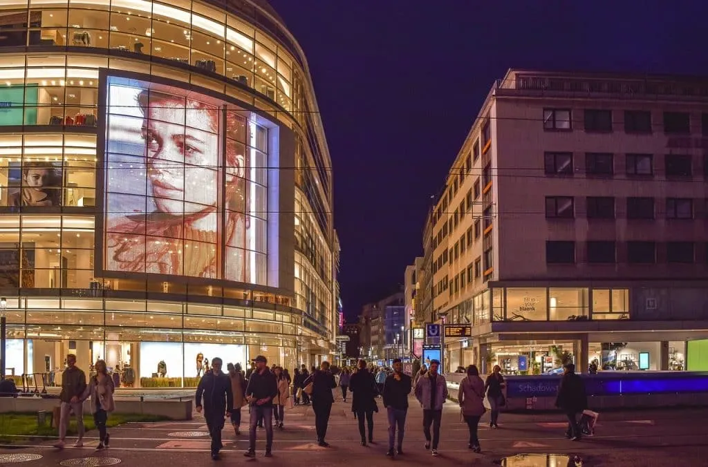 discover the world of advertising, its strategies and its impact on consumers. learn how brands are using creativity and technology to capture attention and drive sales.