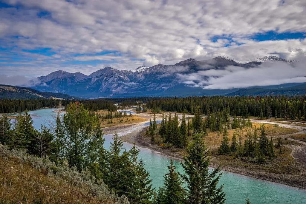 Descubra Canadá, un país rico en majestuosos paisajes, cultura diversa y experiencias inolvidables. Explore sus vastos bosques, imponentes montañas y vibrantes ciudades. descubre su fascinante historia y saborea su gastronomía única.