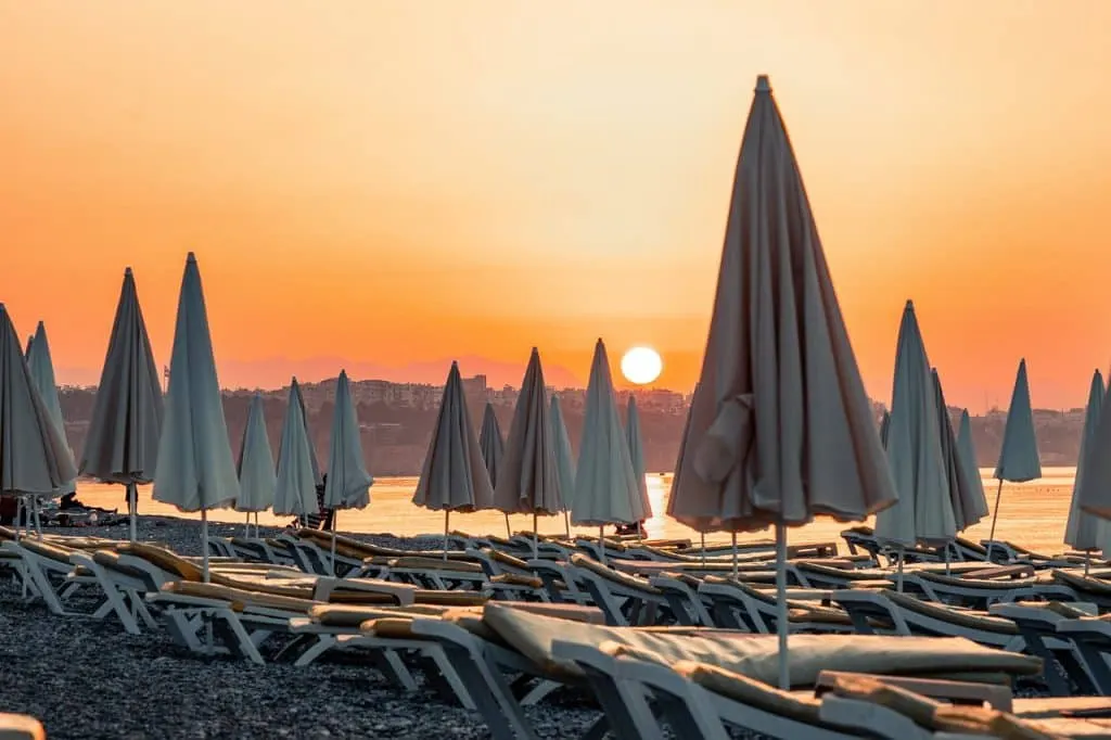découvrez tout sur la turquie : ses paysages enchanteurs, sa riche culture, sa délicieuse gastronomie et ses sites historiques captivants. plongez dans l'aventure turque et explorez ce pays fascinant qui relie l'orient et l'occident.