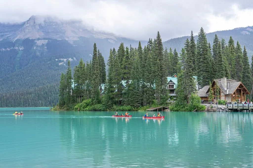 Descubra Canadá, un país rico en paisajes impresionantes, culturas diversas y aventuras inolvidables. Explore ciudades vibrantes, majestuosos parques nacionales y la cálida hospitalidad de su gente.