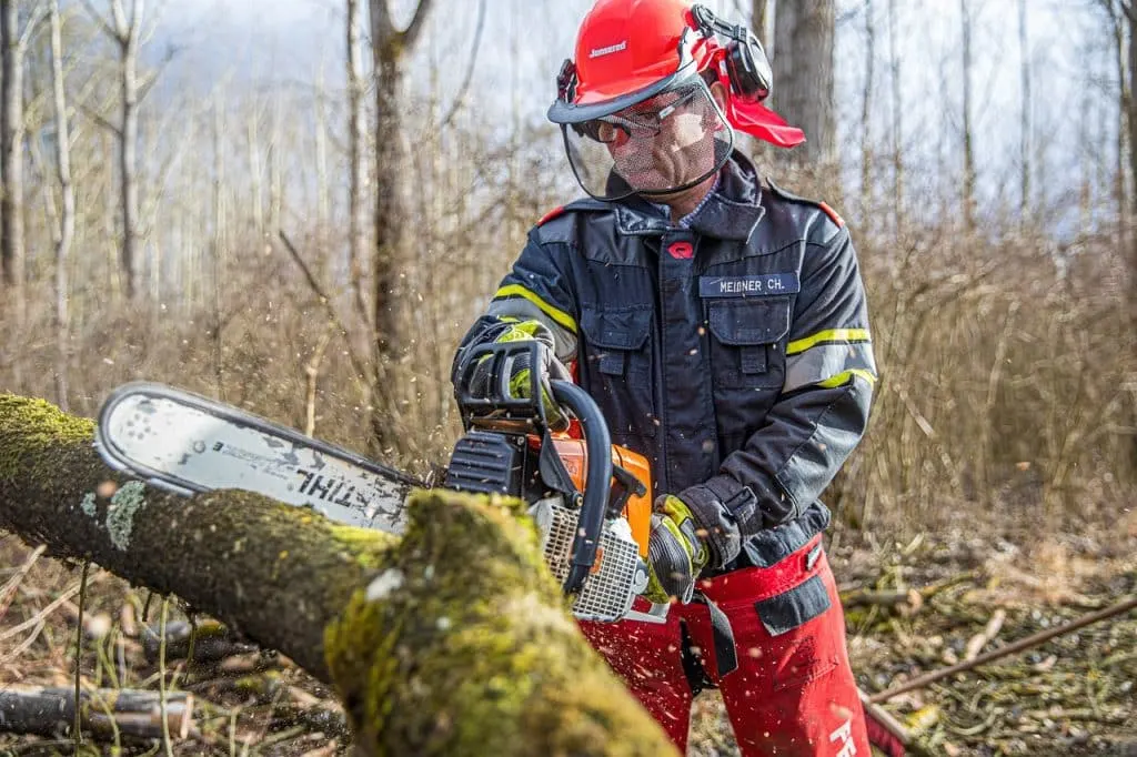 découvrez notre guide complet sur les tronçonneuses, de leur fonctionnement aux meilleures pratiques d'utilisation, en passant par les conseils d'entretien pour garantir sécurité et efficacité lors de vos travaux de coupe en extérieur.