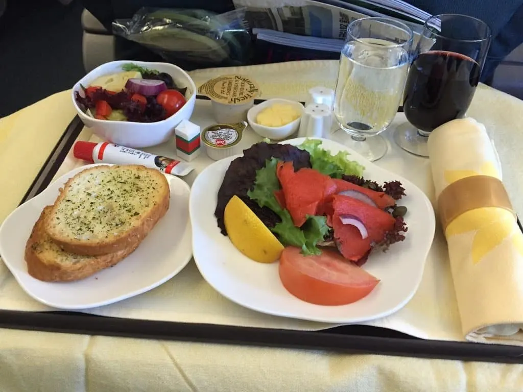 découvrez l'expérience unique de la classe affaires avec nos services premium, un confort inégalé, des repas gastronomiques et un accès exclusif aux salons d'aéroport. voyagez avec élégance et profitez d'un service personnalisé tout au long de votre trajet.
