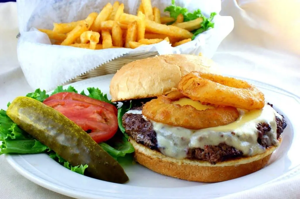 découvrez l'art de la gastronomie au travers de notre expérience de fine dining, où chaque plat est une œuvre d'art culinaire, alliant saveurs exquises et présentation raffinée. laissez-vous séduire par une ambiance élégante et un service irréprochable pour une soirée inoubliable.