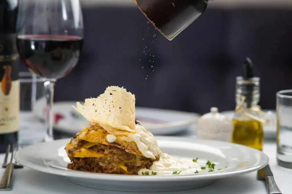 découvrez l'art de la gastronomie raffinée avec notre expérience de fine dining. savourez des plats exquis préparés par des chefs renommés dans un cadre élégant, où chaque détail compte pour une soirée inoubliable.