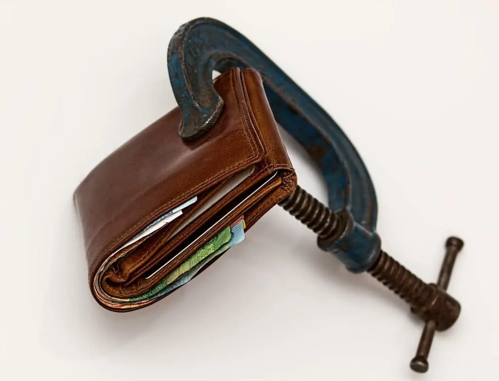Aprenda sobre los desafíos e impactos de la recesión económica, así como consejos para atravesar este período difícil. Explora las causas, consecuencias y estrategias para prepararse para una posible crisis económica.