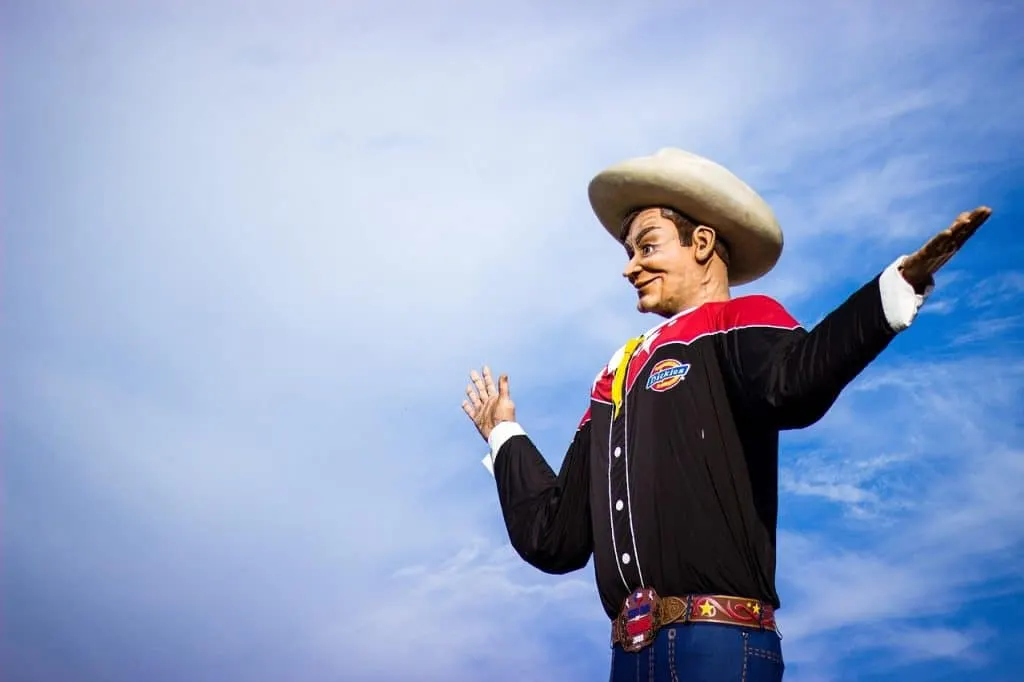 découvrez le texas, un état fascinant des états-unis, réputé pour sa culture riche, ses paysages variés et son esprit indépendant. explorez ses grandes villes, comme austin et houston, et plongez dans l'histoire des cow-boys et des ranchs, tout en savourant une cuisine tex-mex délicieuse. parfait pour les aventuriers et les amateurs de culture!