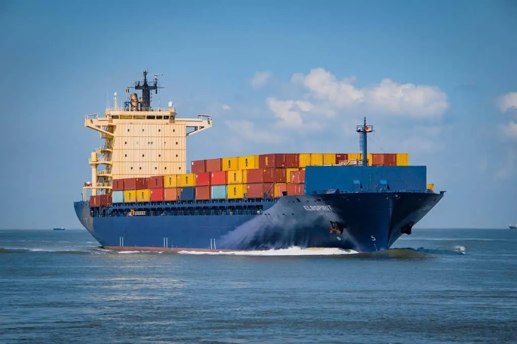 Explore los desafíos y los impactos de la guerra comercial en la economía global, las relaciones internacionales y las estrategias comerciales en un entorno en constante cambio.