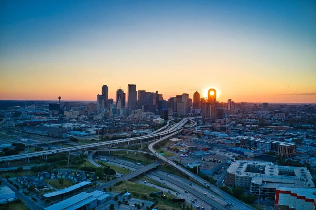 découvrez dallas, la vibrante métropole du texas, célèbre pour sa culture dynamique, son architecture moderne, ses restaurants raffinés et son héritage historique. explorez les attractions incontournables et laissez-vous séduire par l'hospitalité du sud.