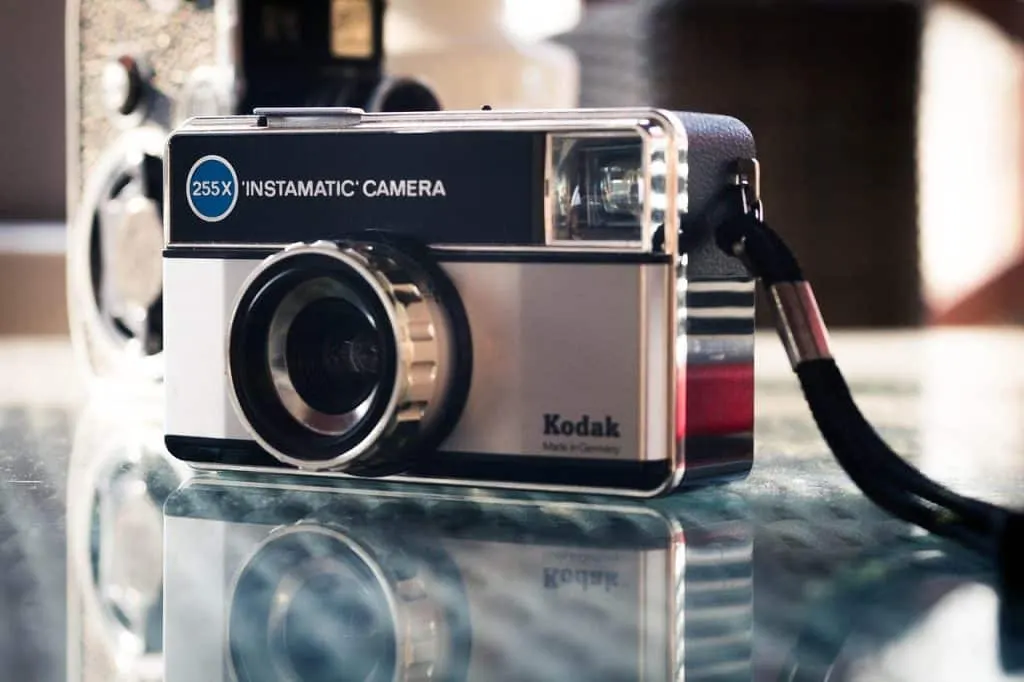In 1975, Kodak pioneered the invention of the first digital camera, a key moment that should have anchored its future in digital. However, fearing that this innovation would cannibalize its film empire, the company was slow to capitalize on this technology. Meanwhile, brands like Canon and Nikon were resolutely launching digital photography, redefining standards and capturing the market, leaving Kodak behind.