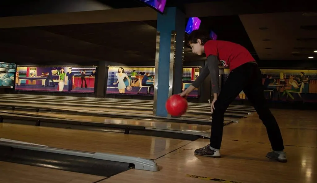 Discover everything you need to know about bowling: rules of the game, tips for improving your score, history, and tips for having a fun time with friends or family.