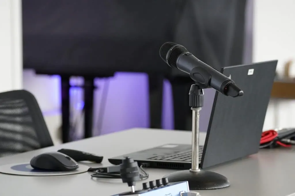 découvrez l'univers des podcasters : conseils, actualités et ressources pour créer, améliorer et promouvoir votre podcast, que vous soyez débutant ou professionnel passionné.