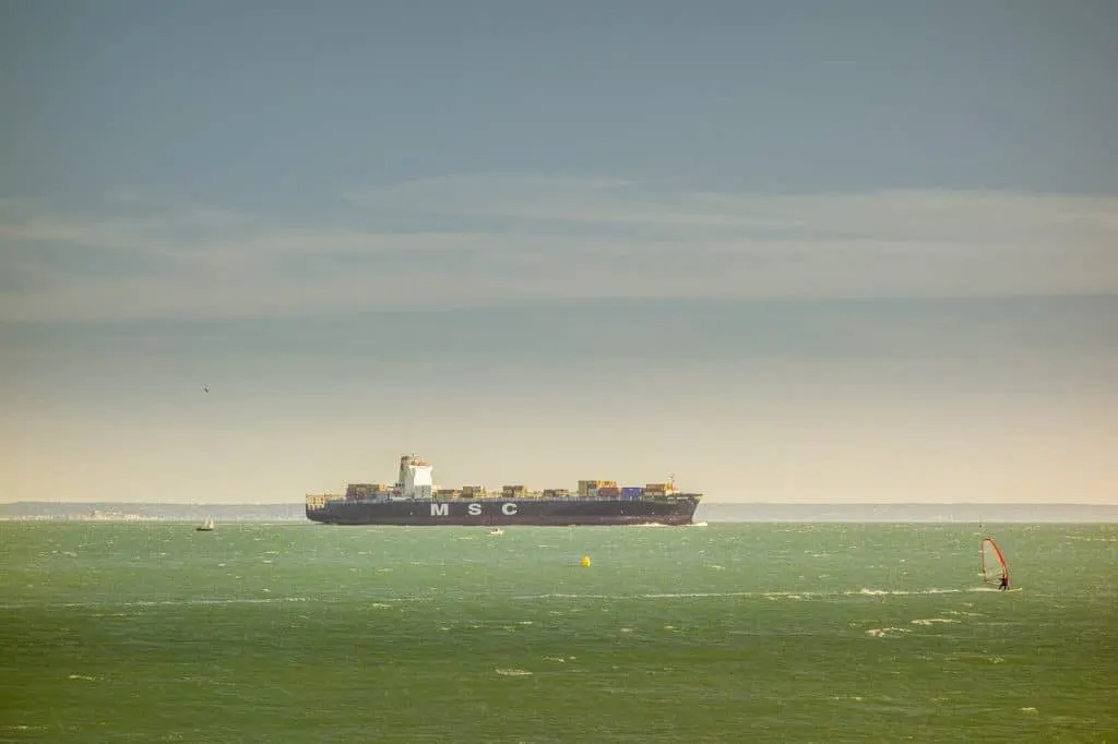découvrez les enjeux et opportunités du commerce international, ses principes clés, et comment il influence l'économie mondiale.