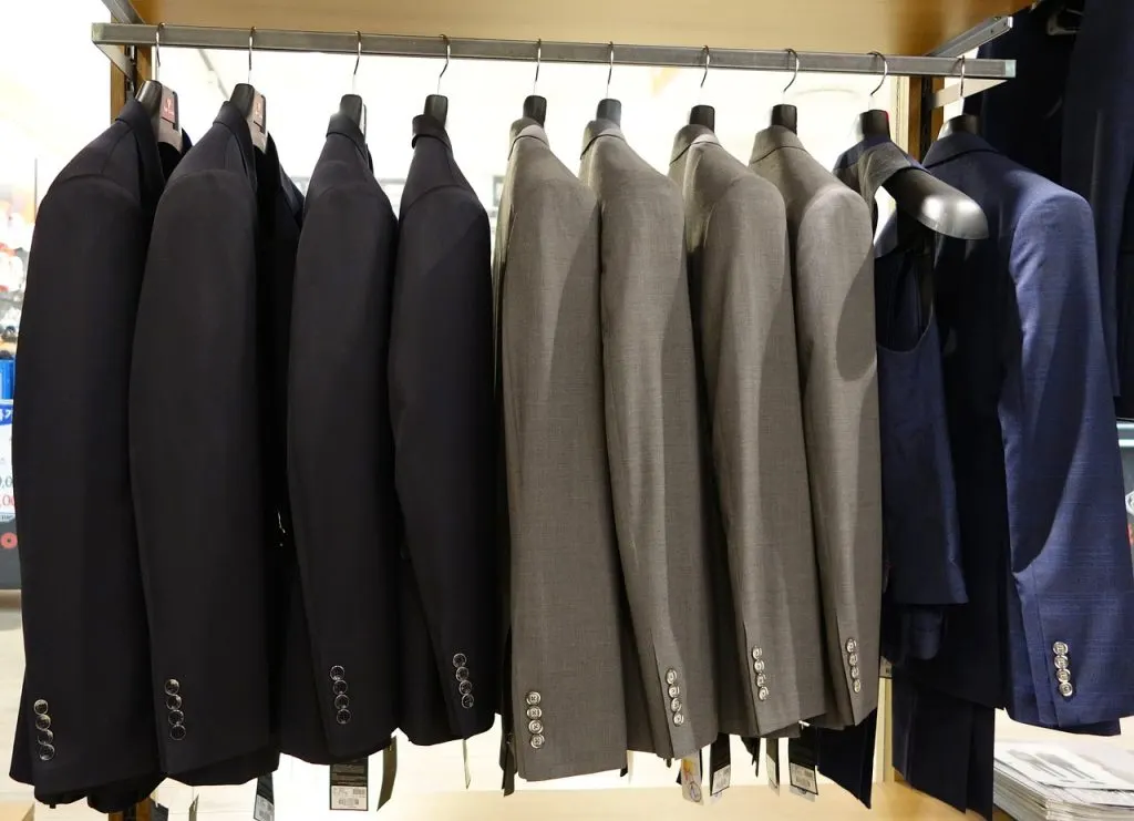 recognized that to optimize its customer experience, a minimalist layout could better showcase its products. By reducing clutter, customers can better focus on the items that truly interest them. The brand admitted that inventory overload in its stores had hindered meaningful interaction with customers. Consequently, a decluttering approach appears as a logical solution.