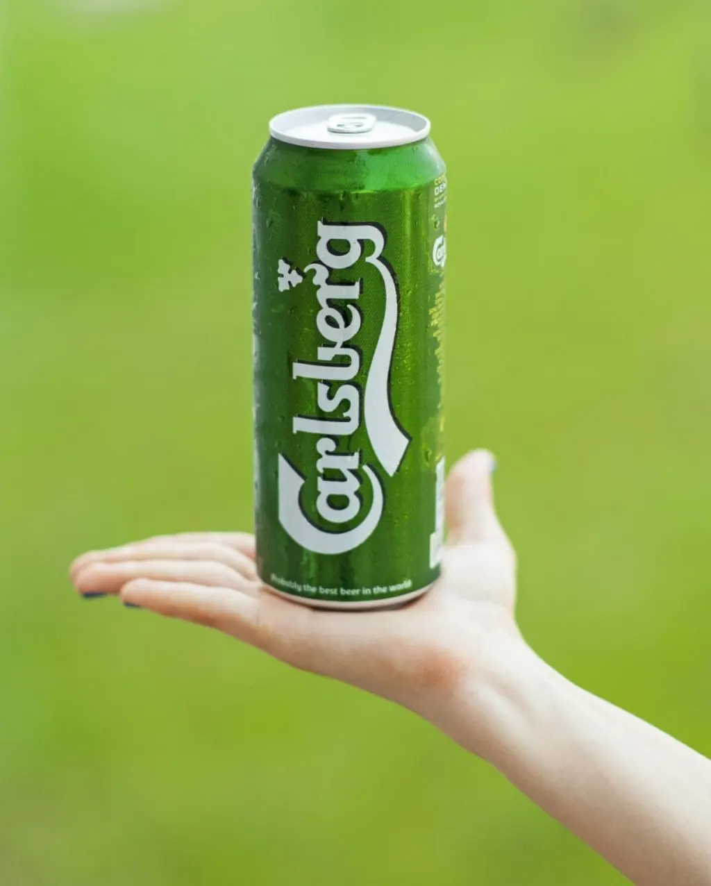 Distribution also plays a key role in the commercial success of beer brands. With the rise of e-commerce, more and more consumers are choosing to buy online. Carlsberg and its competitors must adapt their distribution strategies to meet this growing demand. Partnerships with delivery platforms or online sales directors are now commonplace.