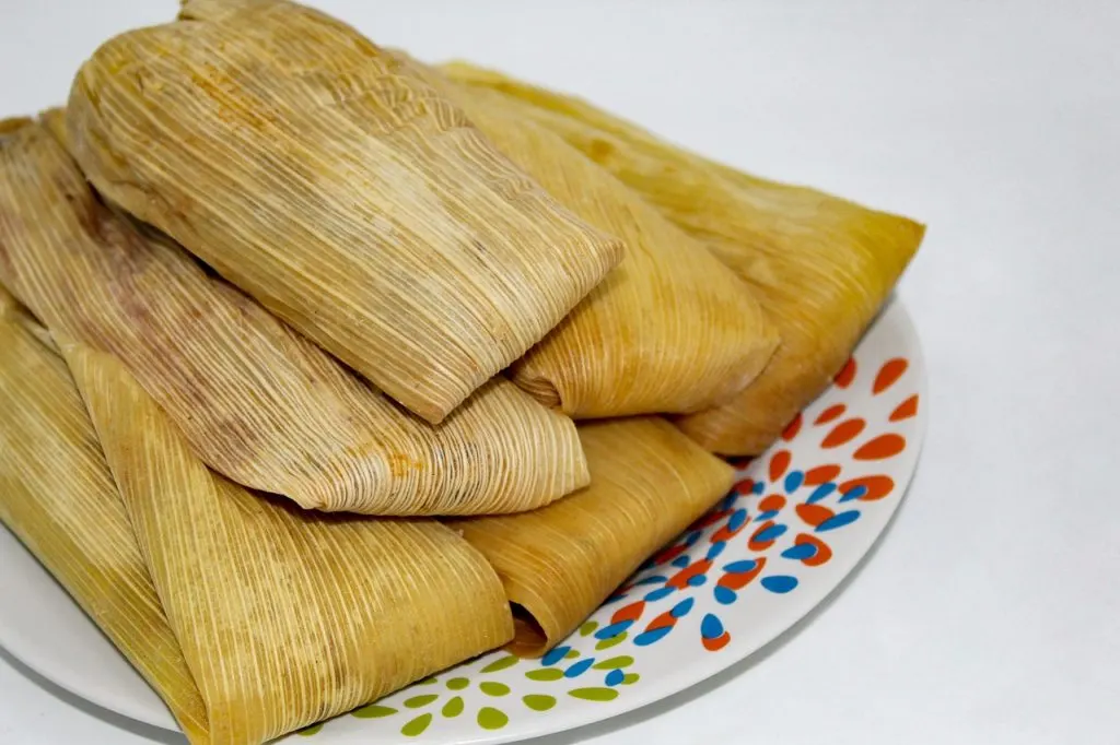 découvrez la recette traditionnelle des tamales, un plat mexicain savoureux à base de pâte de maïs farcie, idéal pour toutes les occasions.