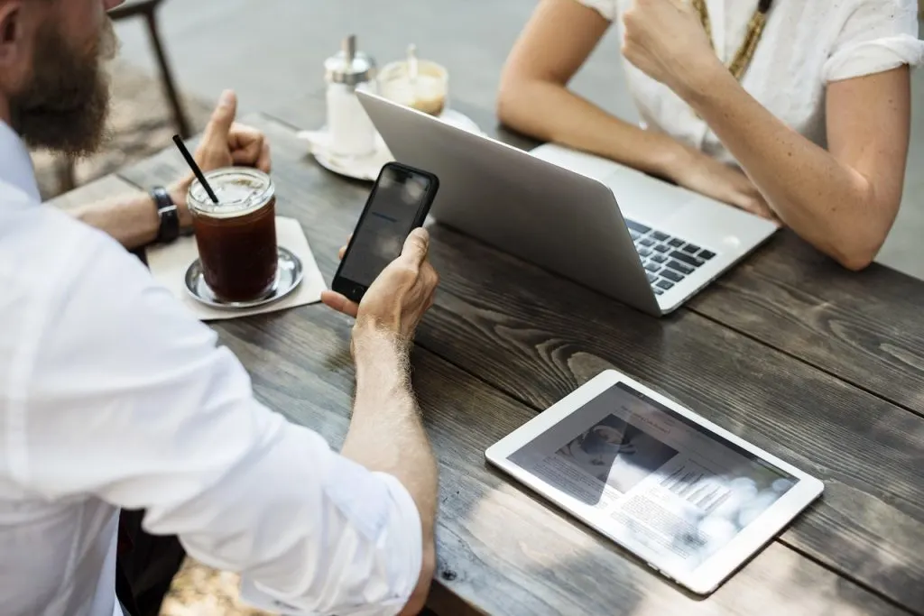 une collaboration d'affaires détaillée pour optimiser les synergies, renforcer les partenariats et maximiser les résultats commerciaux.