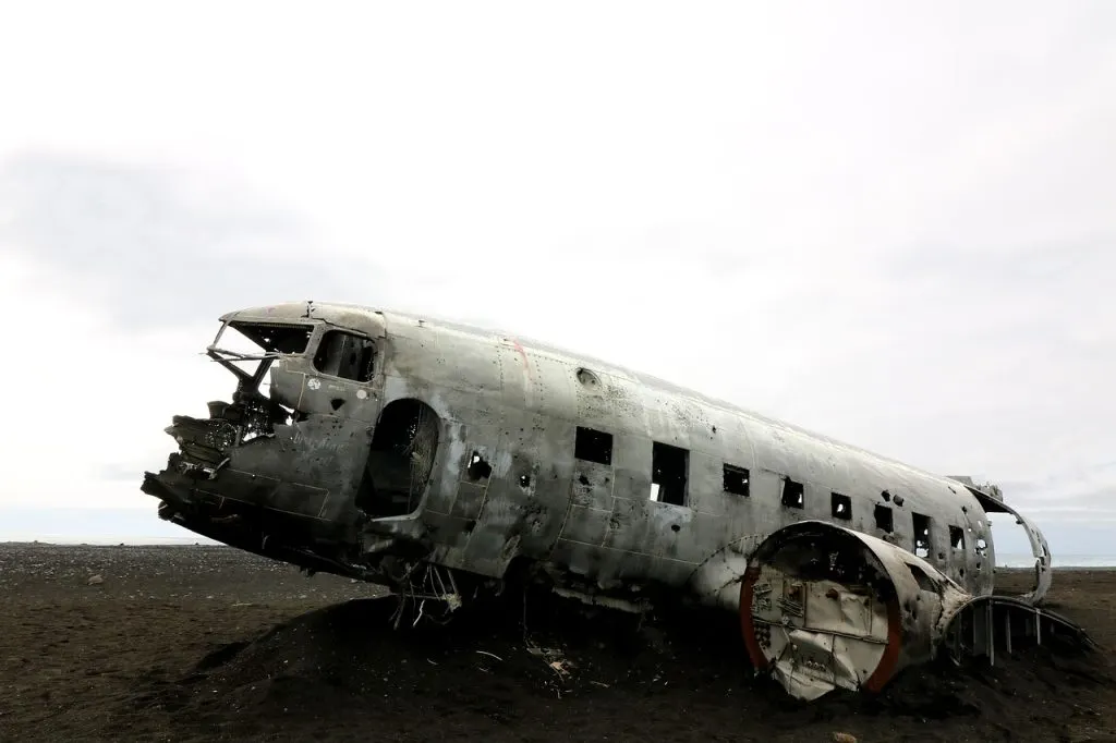 découvrez les principales causes, incidents majeurs et mesures de sécurité liées aux crashs d'avions. informez-vous sur les accidents aériens et les avancées pour améliorer la sécurité des vols.