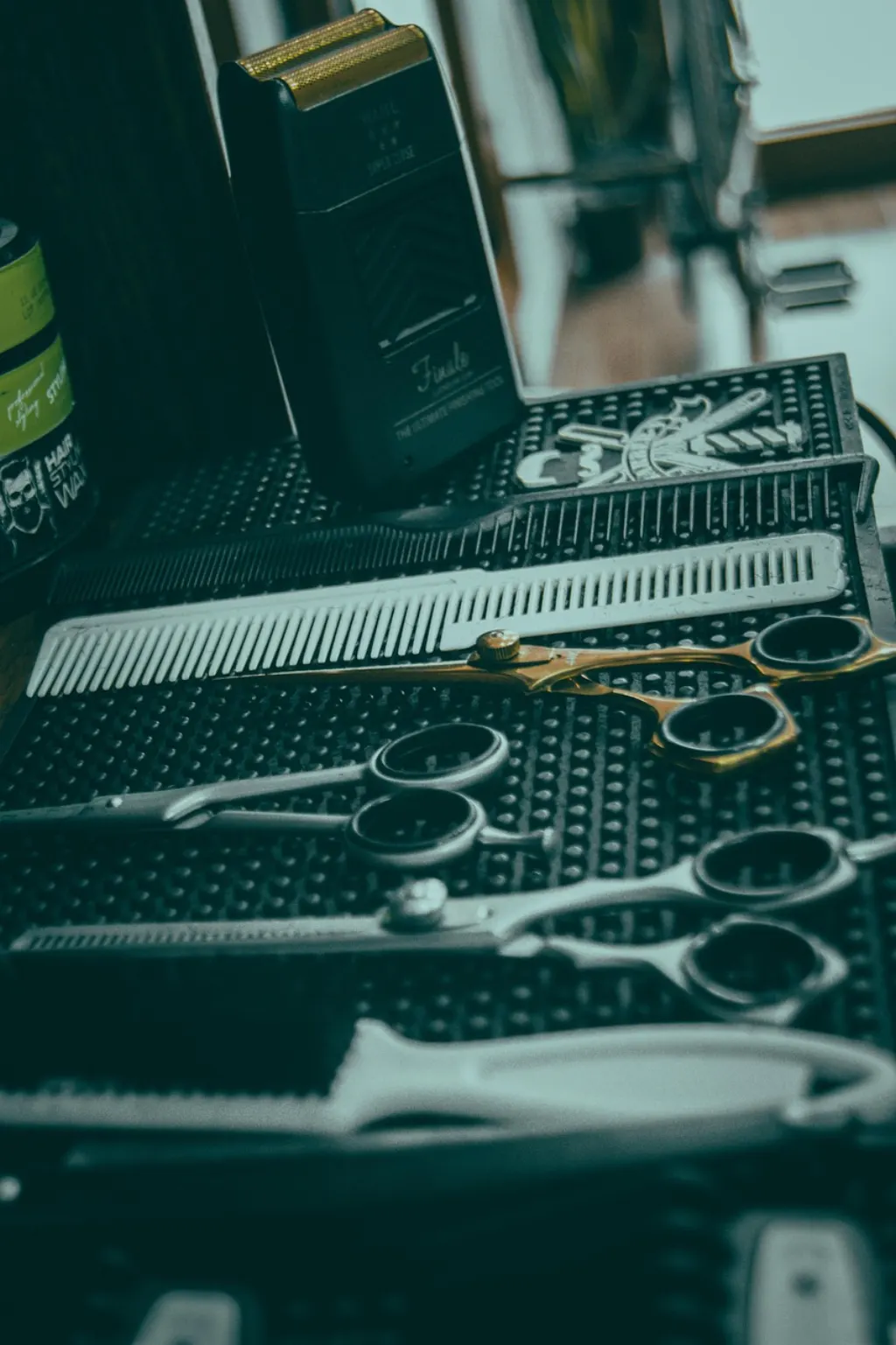 découvrez notre barbershop, l'endroit idéal pour une coupe de cheveux et une taille de barbe professionnelle dans une ambiance conviviale et moderne.