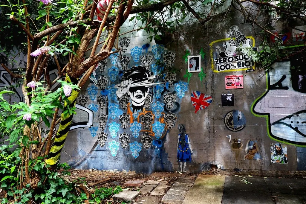 découvrez tout ce que vous devez savoir sur le vandalisme : définitions, causes, conséquences et mesures de prévention pour lutter contre ce fléau.