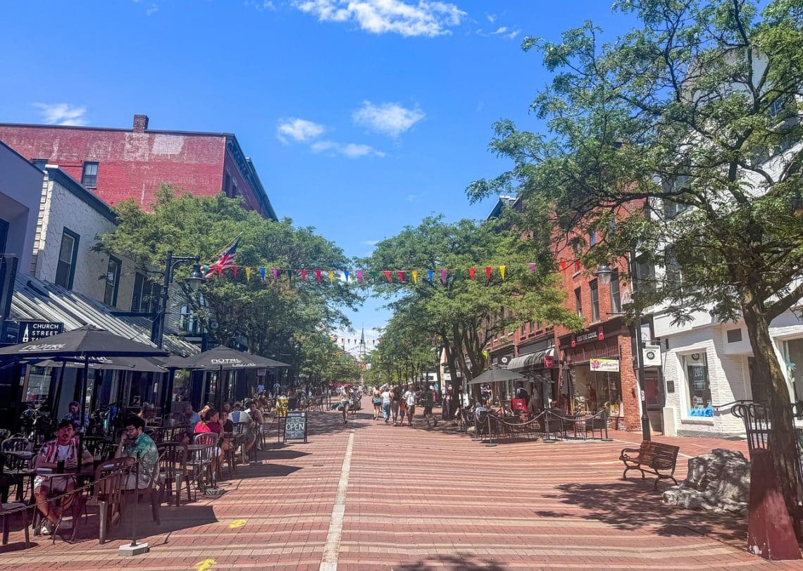 découvrez burlington, une ville animée offrant un mélange unique de culture, de nature et de divertissements. explorez ses attractions touristiques, ses boutiques locales et sa scène culinaire dynamique.