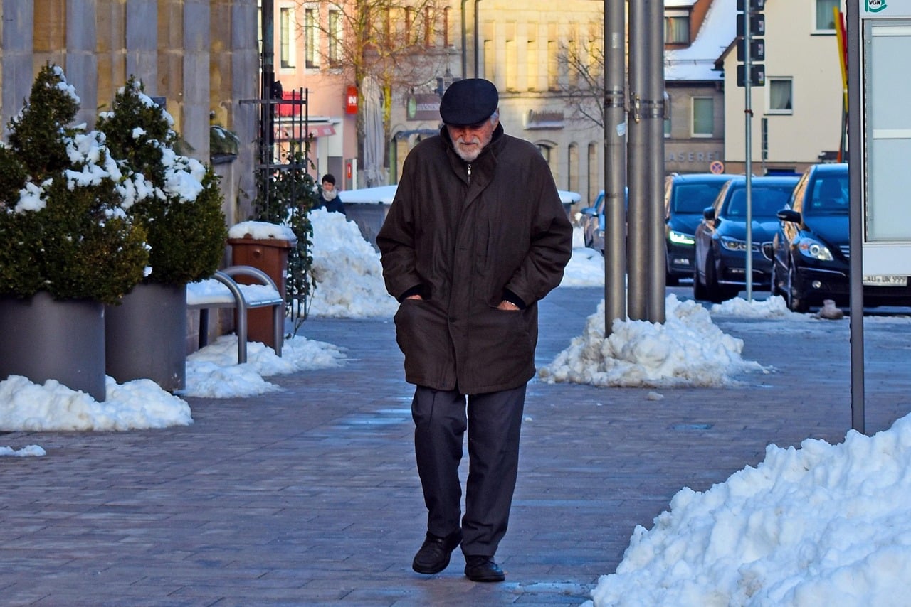 Para sortear este mar de incertidumbre, las empresas están adoptando estrategias proactivas. Algunas invierten en análisis predictivo para comprender mejor la evolución de las regulaciones. Otras, como AXA, se centran en la innovación para satisfacer las nuevas expectativas del mercado y, al mismo tiempo, reducir su dependencia de las estructuras de seguros tradicionales.