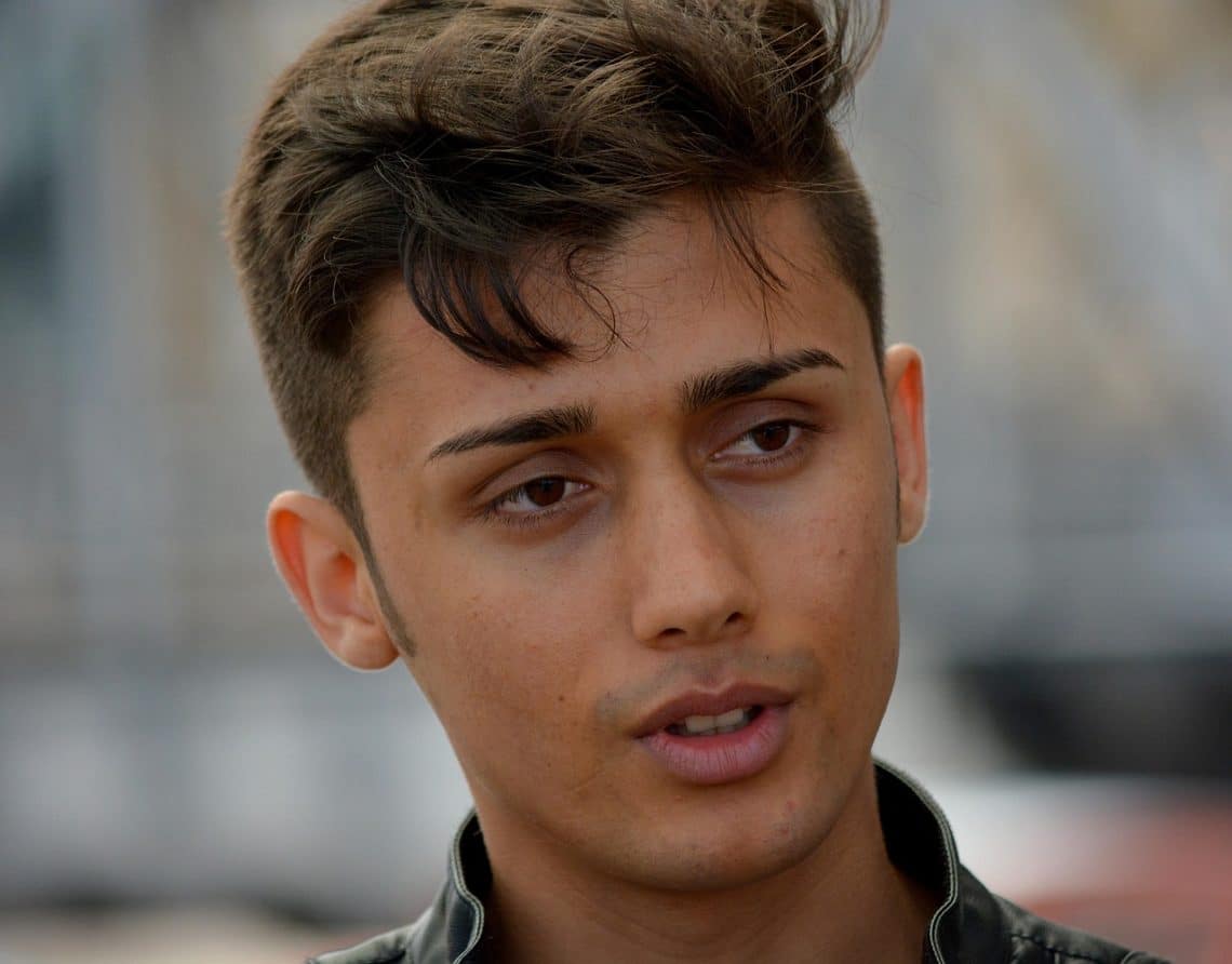 découvrez la définition du terme 'protagoniste', son rôle central dans les récits littéraires, cinématographiques et artistiques, ainsi que des exemples célèbres et conseils pour écrire un bon personnage principal.