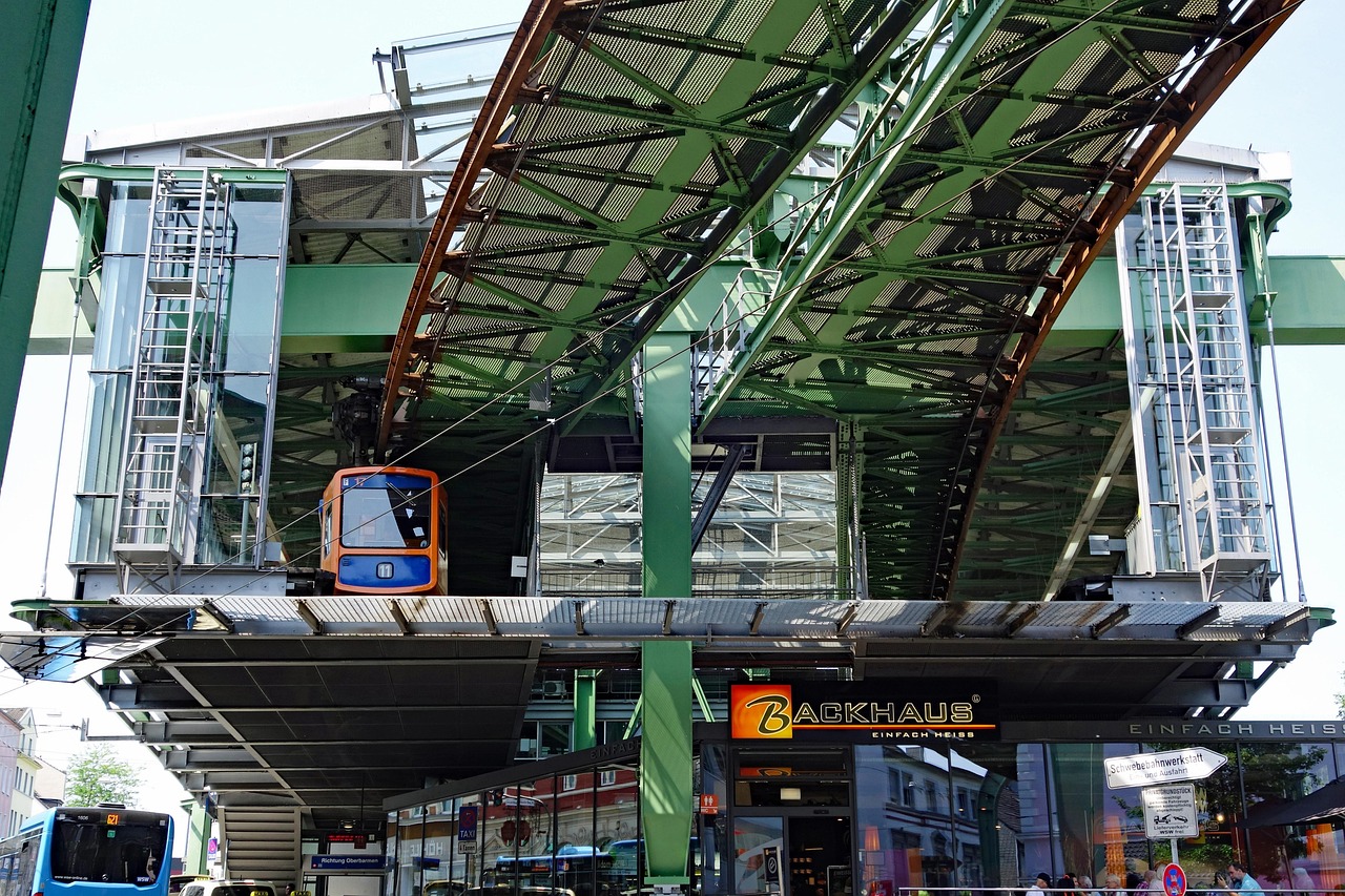 Con este análisis de las ventas de Home Depot y su posible impacto en el mercado inmobiliario, podemos ver claramente cómo las preocupaciones sobre el crecimiento económico pueden materializarse. Este fenómeno no debe tomarse a la ligera, ya que es un indicador clave de la dirección que está tomando la economía. Por lo tanto, los participantes del mercado deben mantenerse atentos y analizar estas tendencias para anticipar los movimientos futuros.