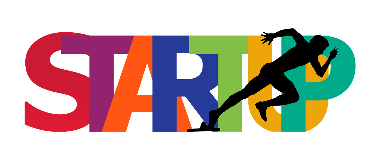 Una implementación exitosa también requiere un fuerte compromiso del equipo. Cada miembro debe comprender no solo sus responsabilidades, sino también la importancia de su contribución al éxito general. Hormozi aboga por la retroalimentación y las iteraciones periódicas para garantizar que el equipo se mantenga alineado con los objetivos y se adapte a las necesidades emergentes.