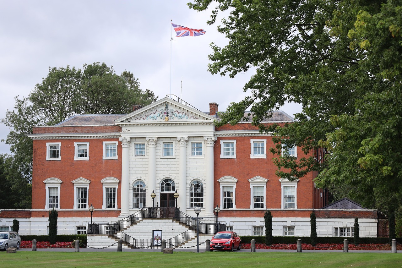 La complejidad de este proceso se ve agravada por la necesidad de cumplir con estándares que pueden variar según el tipo de negocio. Por ejemplo, Gold debería haber indicado si vendía alcohol o tenía máquinas tragamonedas, dos aspectos que podrían imponer regulaciones adicionales. En casos de incumplimiento, como en el caso gestionado por el Ayuntamiento de Parkersburg, la solicitud suele ser rechazada, dejando al empresario en una situación precaria. Para quienes deseen evitar estos rechazos, es crucial comprender a fondo los requisitos legales y prepararse adecuadamente.