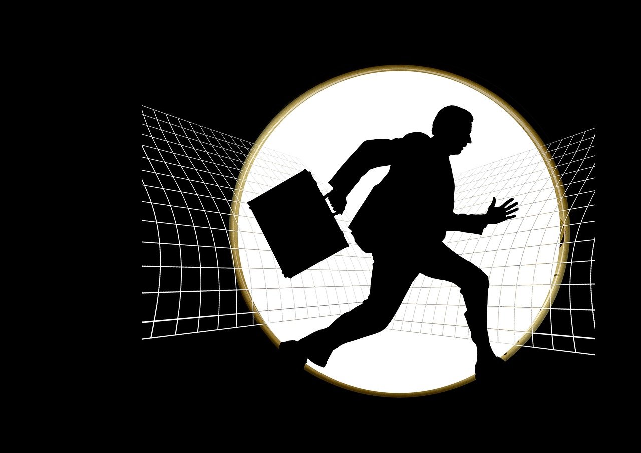 También debe considerarse el impacto en el empleo. De hecho, el cierre de hoteles inevitablemente resultaría en la pérdida de puestos de trabajo. Miles de puestos de trabajo están en riesgo si las empresas no logran sobrevivir a esta nueva fase económica. Se estima que podrían perderse miles de empleos si las subidas de impuestos continúan al ritmo actual.