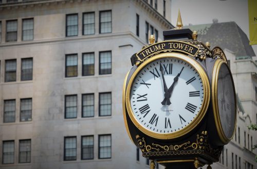 animateur de fox news business discute de la demande de l'iran adressée à trump, analysant les implications politiques et économiques.