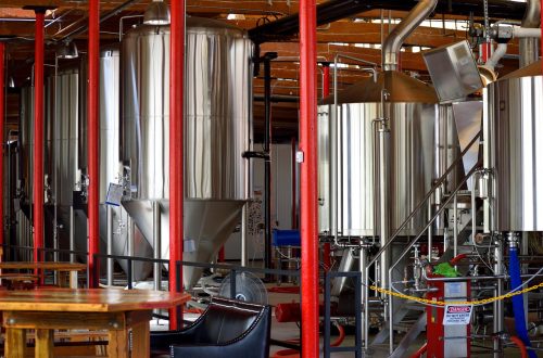 découvrez les dernières tendances et innovations dans l'industrie des boissons, incluant la production, la distribution et le marketing des boissons rafraîchissantes et alcoolisées.