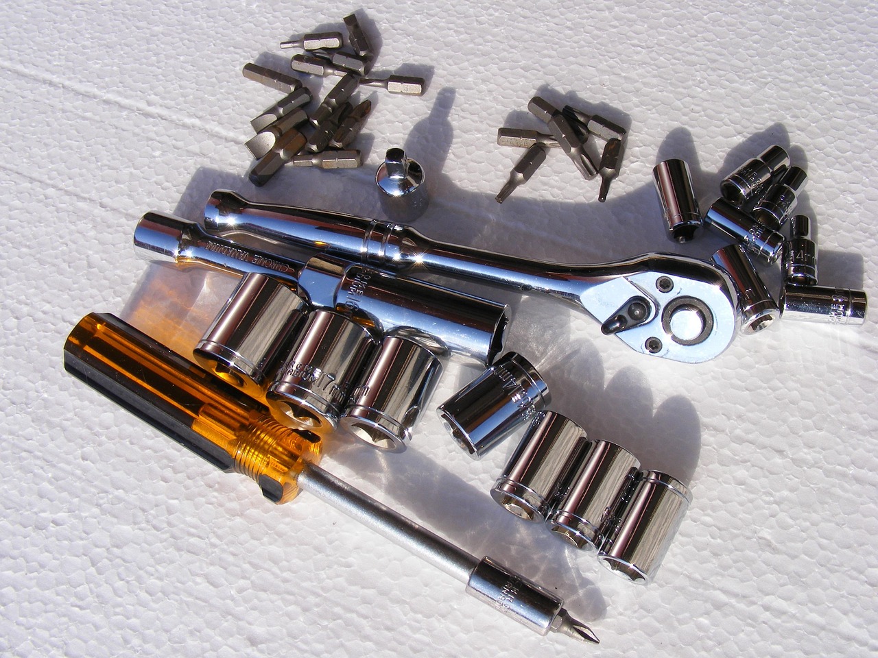 découvrez le vanadium, un élément chimique aux propriétés uniques, utilisé dans les alliages pour renforcer les métaux et dans diverses applications industrielles.