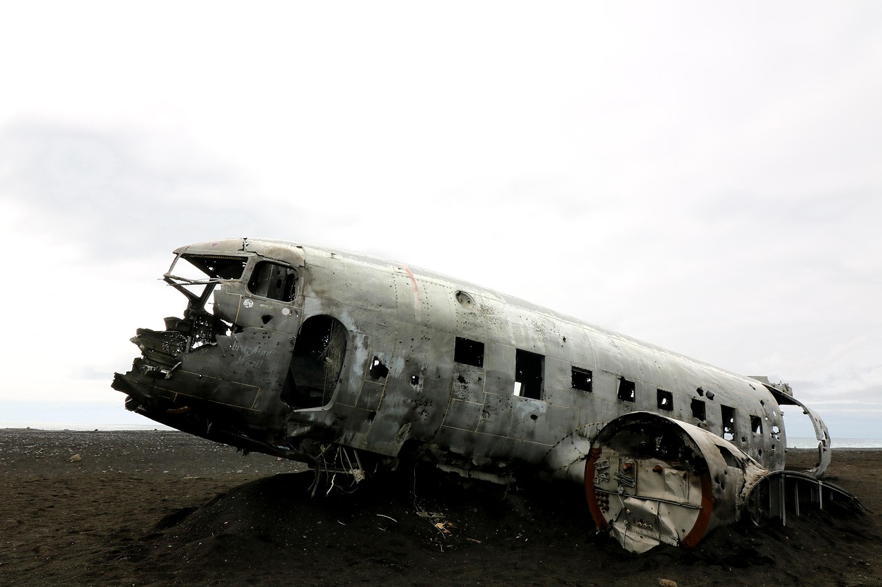 découvrez les principales causes, incidents majeurs et mesures de sécurité liées aux crashs d'avions. informez-vous sur les accidents aériens et les avancées pour améliorer la sécurité des vols.
