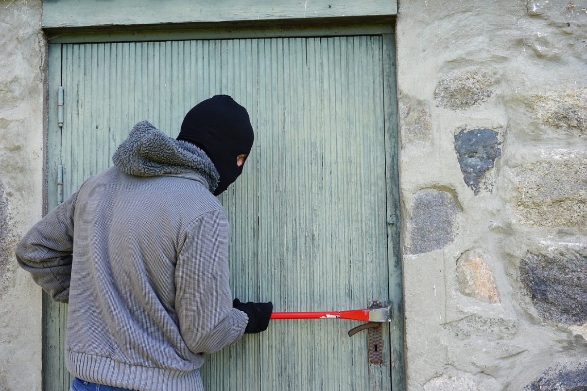 découvrez tout ce qu'il faut savoir sur le cambriolage : définition, conseils de prévention, et démarches en cas d'intrusion.